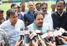 कर्म ही पूजा : मां के अंतिम संस्कार के अगले ही दिन ग्रीनपार्क पहुंचे राजीव शुक्ला