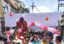 नम आंखों के साथ राजीव शुक्ला की मां को दी गई अंतिम विदाई