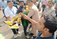 बांग्लादेश का सपोर्टर बेहोश, डिहाड्रेशन या दर्शकों से मारपीट?