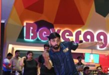 ध्रुव शारदा ने पहले दिन बनाई बढ़त, मां अनुराधा ने भी दर्ज कराई दमदार मौजूदगी