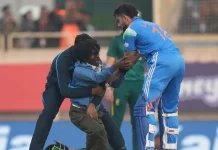 विराट कोहली के पैर छूने पहुंच गया उनका प्रशंसक