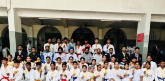 लखनऊ ने जीती मंडलीय विद्यालयी कराटे प्रतियोगिता की विजेता ट्रॉफी