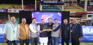 करन शर्मा का शतक, अभिषेक का अर्धशतक, काशी रुद्रास ने बनाया 217 रन का विशाल स्कोर